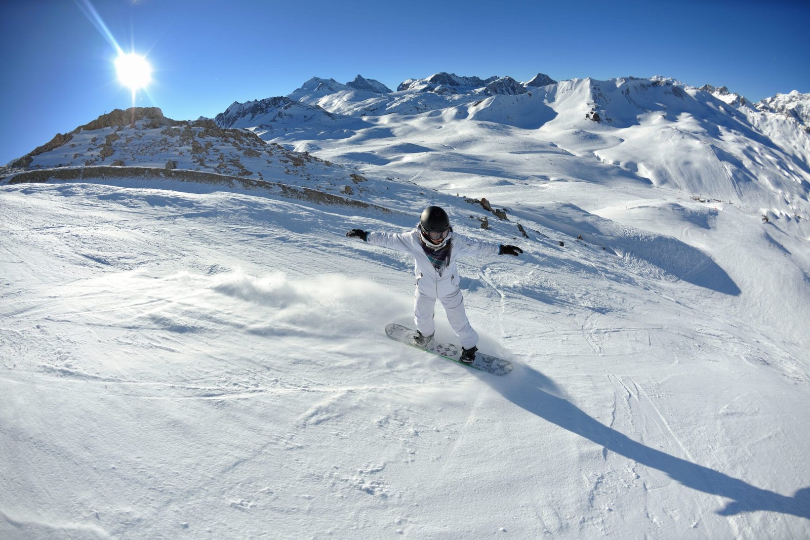 Skifahrerin beim Carven im Schnee