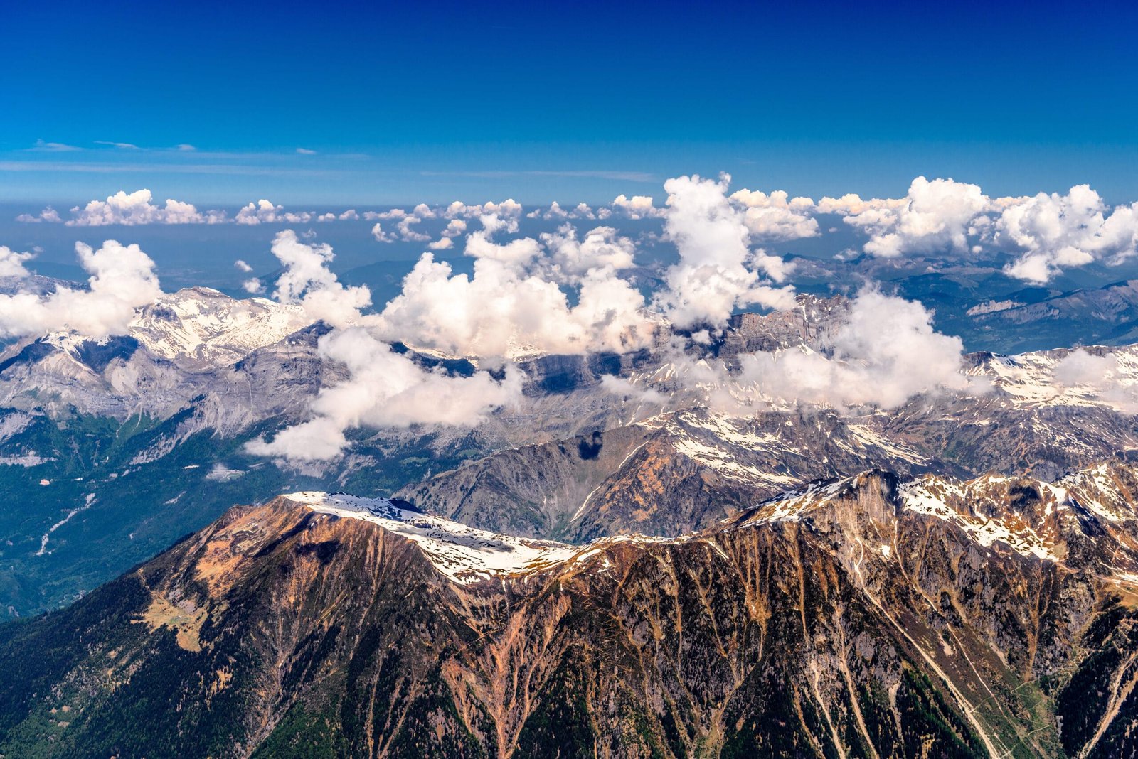 Ampio panorama alpino innevato usato per spiegare le condizioni stagionali