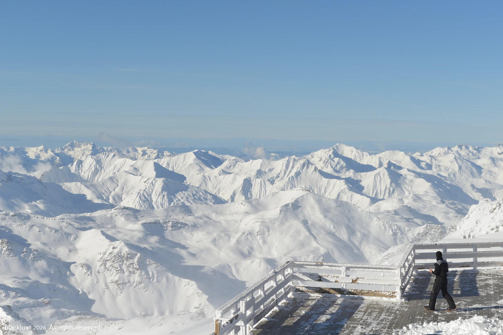 Piattaforma panoramica sopra un paesaggio di montagne innevate