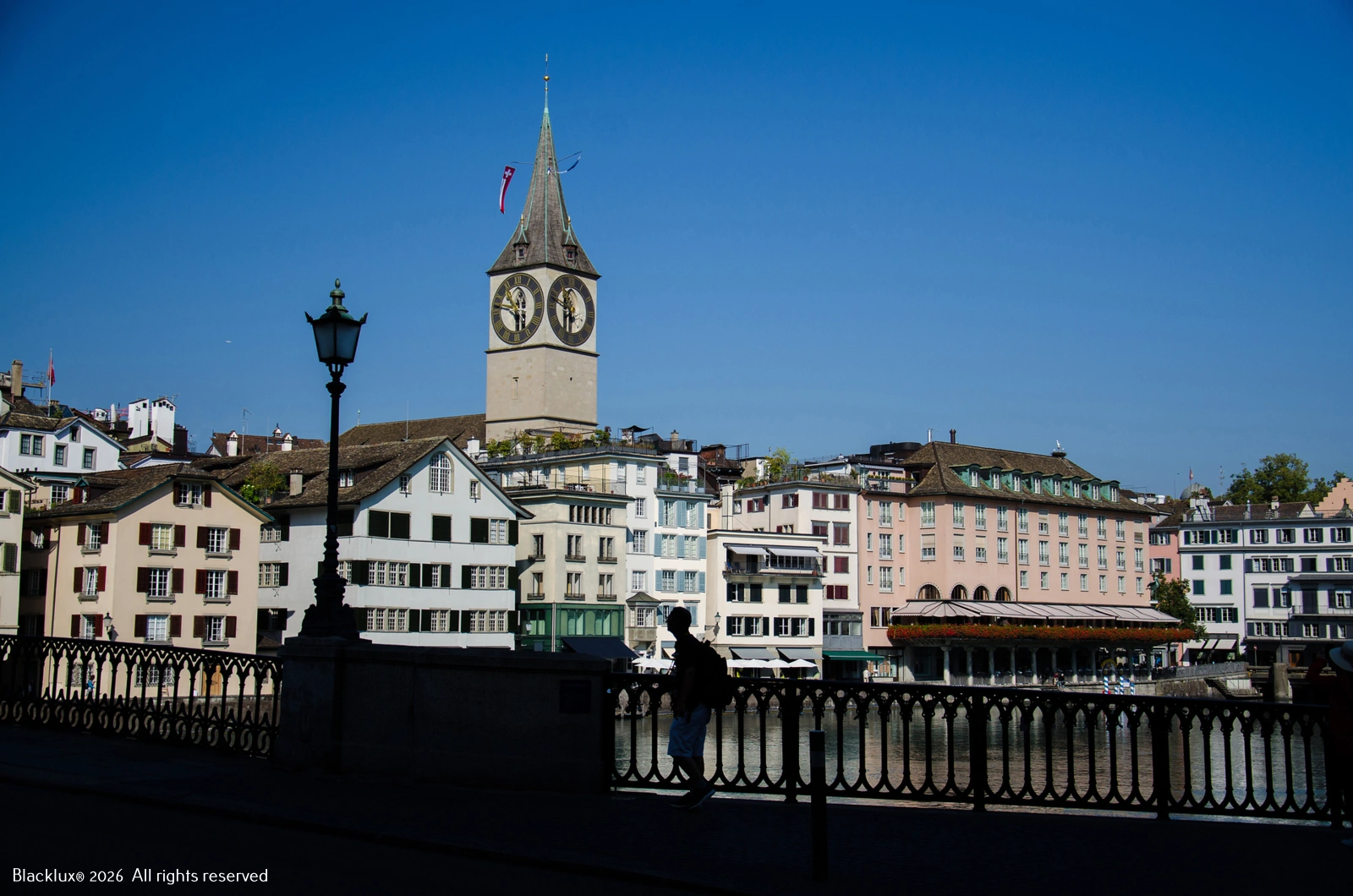 Ufergebäude und der Uhrturm von St. Peter in Zürich