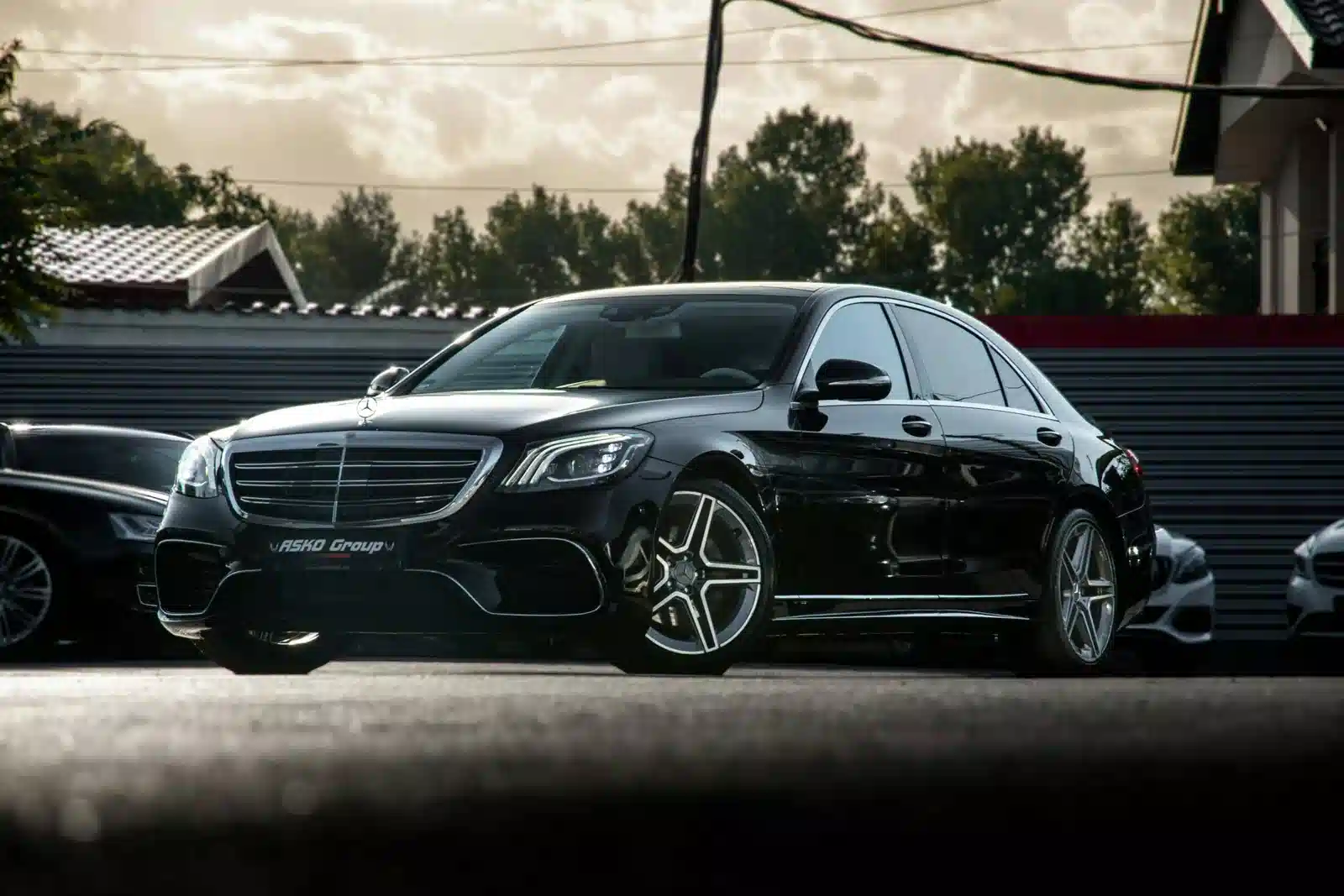Schwarze Limousine im Freien vor weiteren Fahrzeugen
