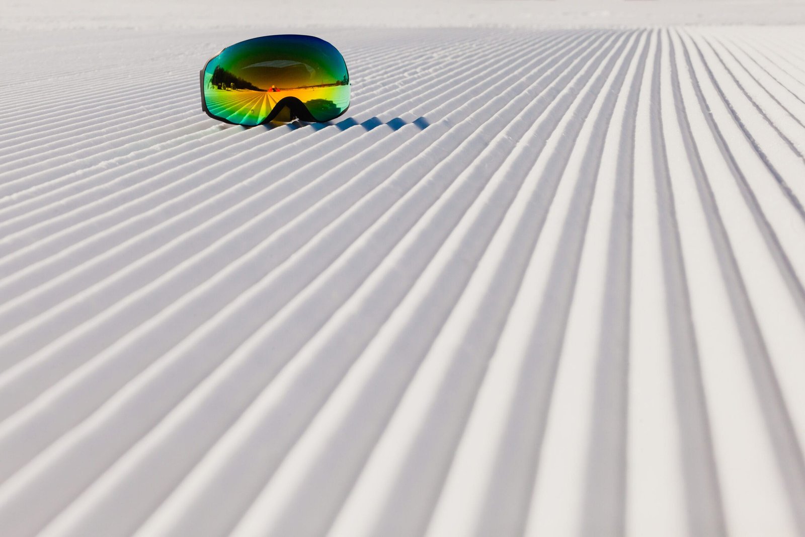 Skibrille auf präparierter Piste