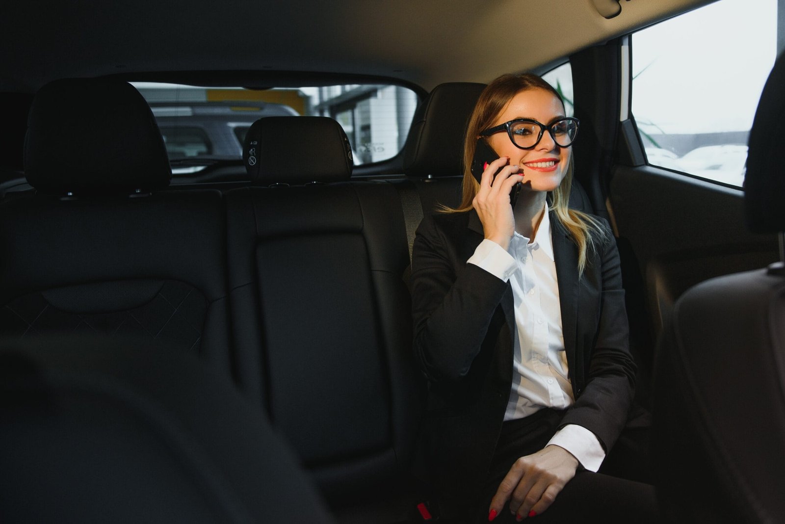 Business client working in total privacy during Blacklux® luxury transfer to Tremezzo.